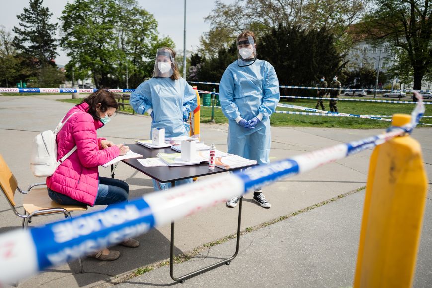 Plošné testování populace na koronavirus se odehrávalo i na Moravském náměstí v Brně. Medici z MUNI byli u toho.