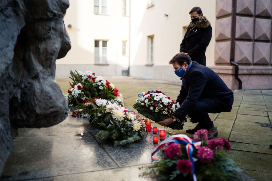 Předseda SKAS MU Jiří Němec, rektor MU Martin Bareš a předseda AS MU Josef Menšík a  tam pokládají věnec k Památníku obětí nacistické totality. 