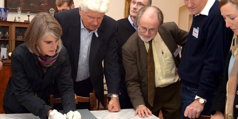 Přednášející odborníci dostali možnost prohléd- nout si i cenný rukopis G. J. Mendela, jenž se stal základem pro vědní obor genetiky. Foto: Martin Kopáček