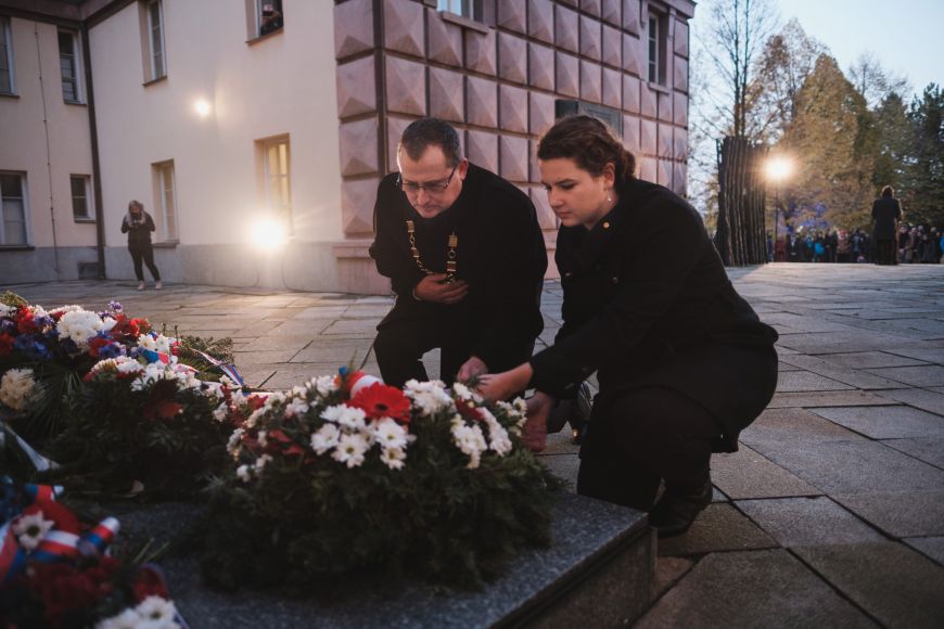 Za Přírodovědeckou fakultu MU děkan Tomáš Kašparovský a Veronika Křešťáková.    