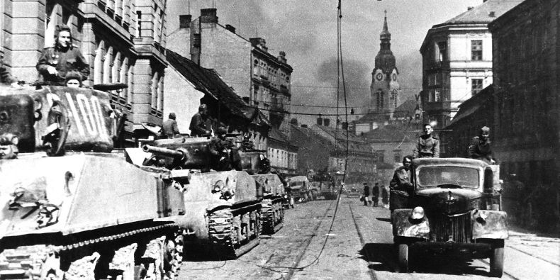 Tankové jednotky Rudé armády na postupu ulicí Křenovou. Sovětská armáda spolu s rumunskou osvobodila Brno 26. dubna 1945.