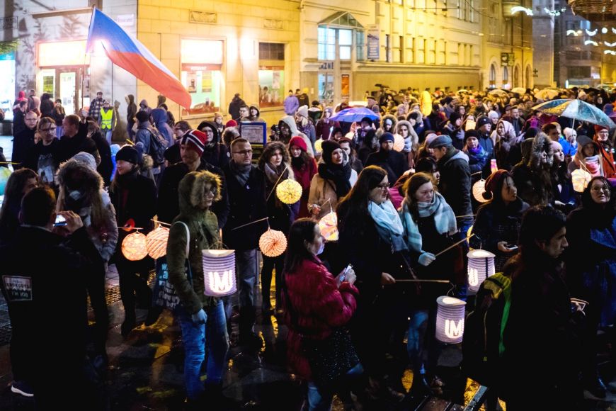 Studenti pořádají 17. listopad už řadu let lampionový průvod ke vzpomínce na události z let 1939 a 1989.