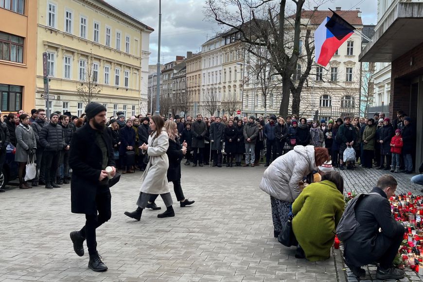 Pietní setkání před Filozofickou fakultou Masarykovy univerzity.