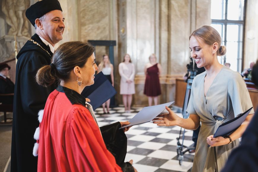 Promotoři Hélène Muscat z Université de Rennes a Robert Jahoda z Masarykovy univerzity předali absolventům dva diplomy.