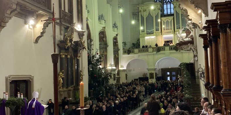 Účastníci zádušní bohoslužby zaplnili brněnskou katedrálu sv. Petra a Pavla.