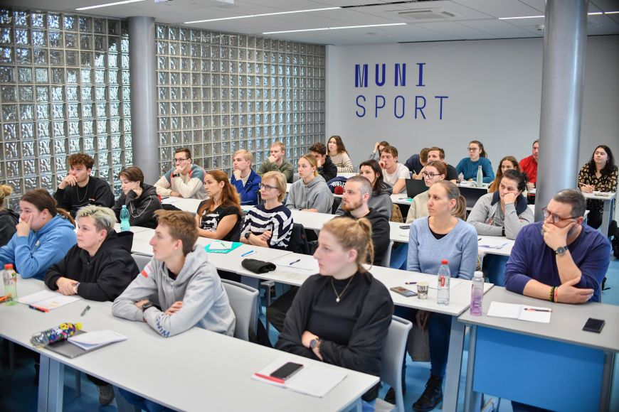 Teoretické hodiny školení se uskutečnily na fakultě sportovních studií. 