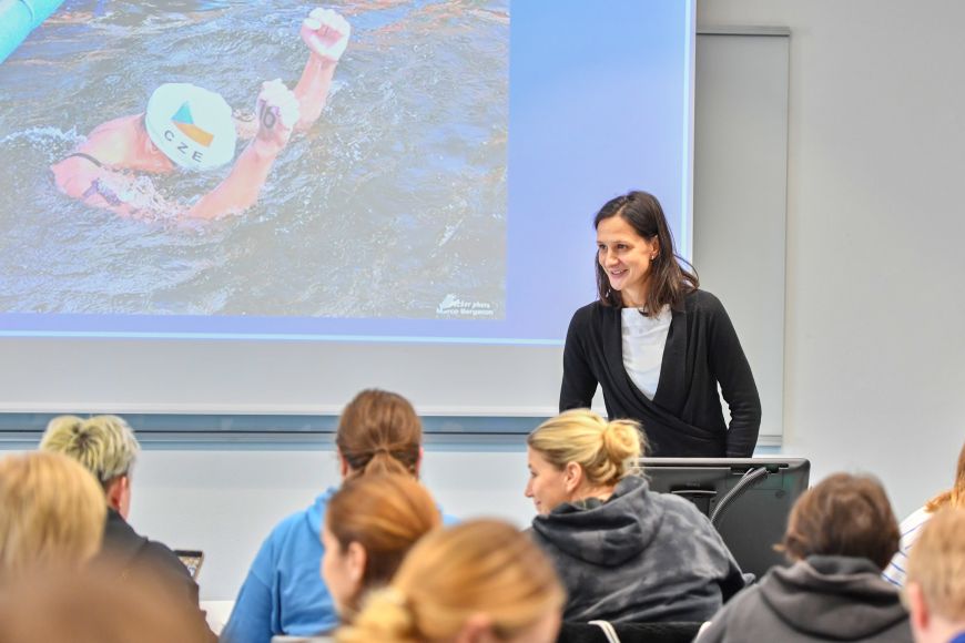 Silvie Kodešová v závěru přednášky o dálkovém plavání. 