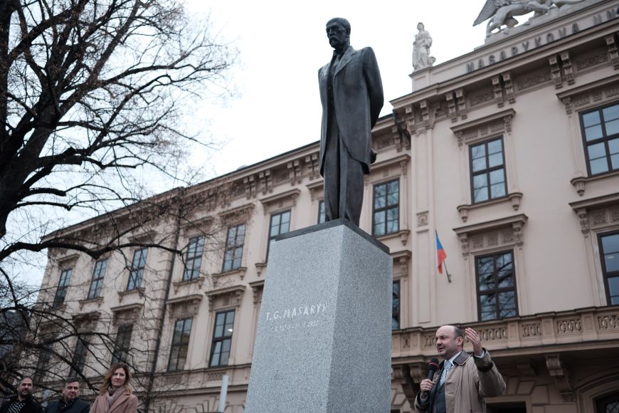 TGM, socha na Komenského náměstí v Brně před budovou MUNI. 