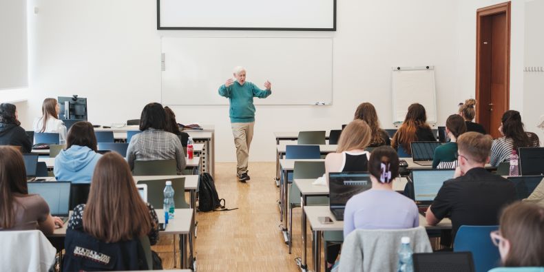 Paul Von Blum na přednášce na právnické fakultě. 