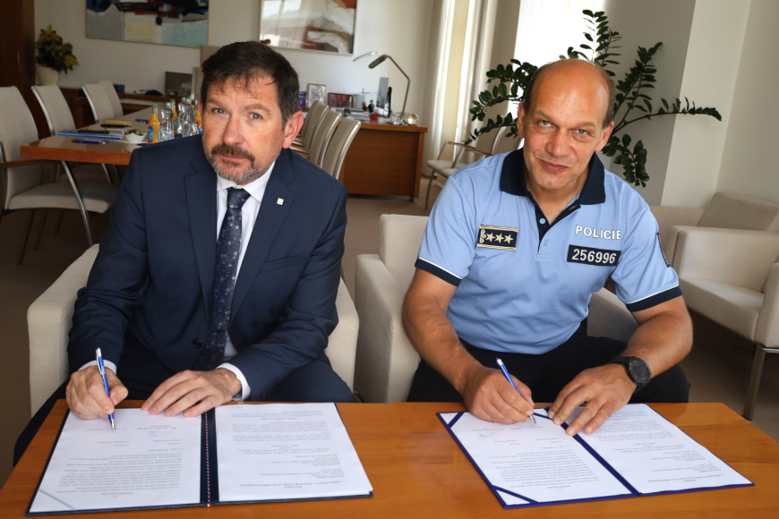 Memorandum stvrdili podpisem rektor MU Martin Bareš a policejní prezident Martin Vondrášek. 