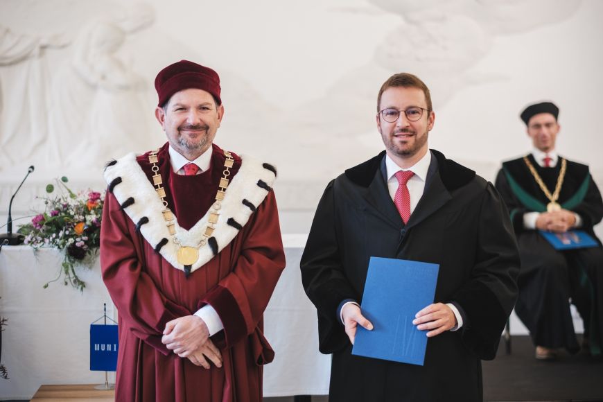 Docent Robert Vysoký a rektor MU Martin Bareš. 