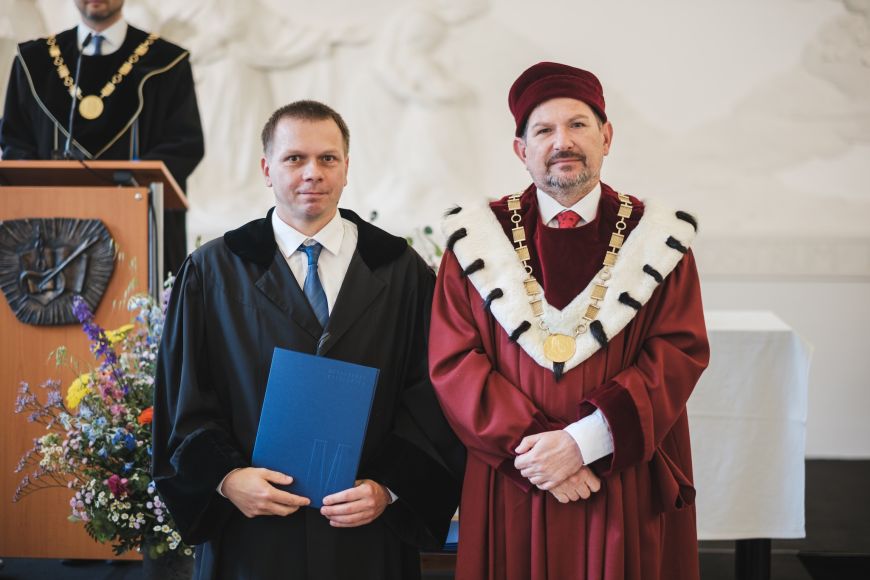 Docent Ondřej Caha a rektor MU Martin Bareš. 