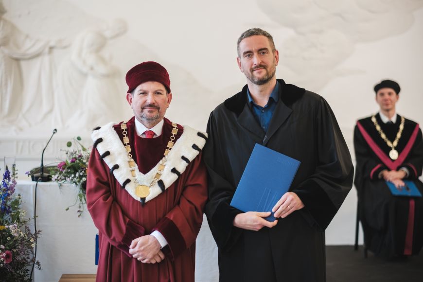 Docent Vilém Pařil a rektor MU Martin Bareš. 