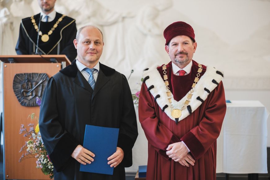 Docent Jiří Fiedler a rektor MU Martin Bareš. 