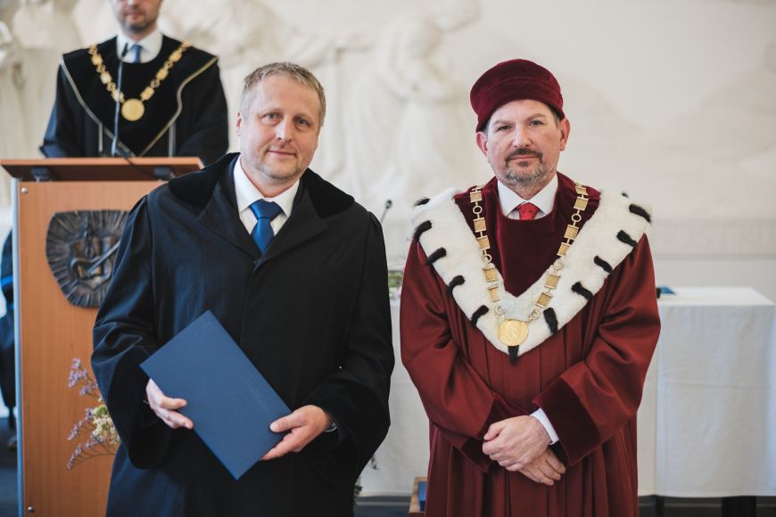 Docent Jan Maláska a rektor MU Martin Bareš. 