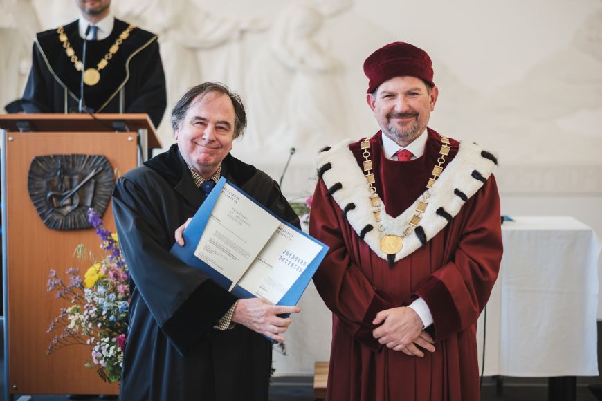 Docent Jeffrey Alan Smith a rektor MU Martin Bareš. 