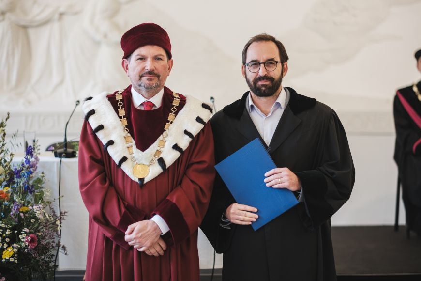 Docent Jan Tlustý a rektor MU Martin Bareš. 