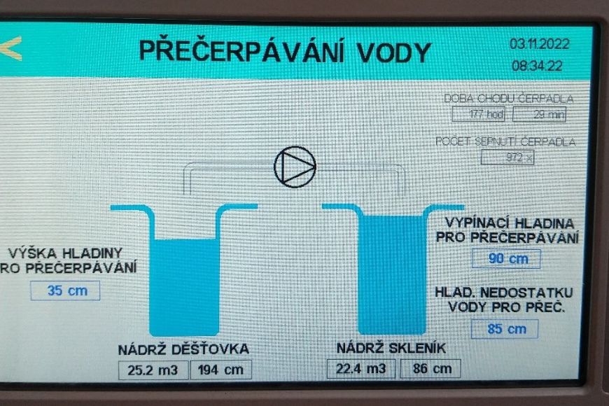 Na displeji je vidět množství vody v nádržích a nastavení výšky hladin, pokud je potřeba změnu při přečerpávání.