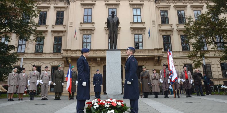 Socha Masaryka na Komenského náměstí.