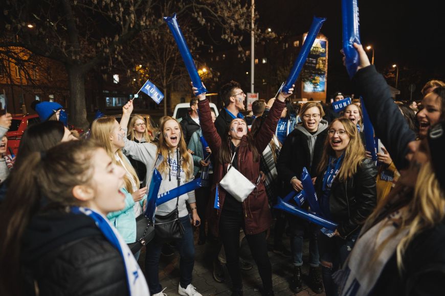 Průvod studentů před hokejovým zápasem. 