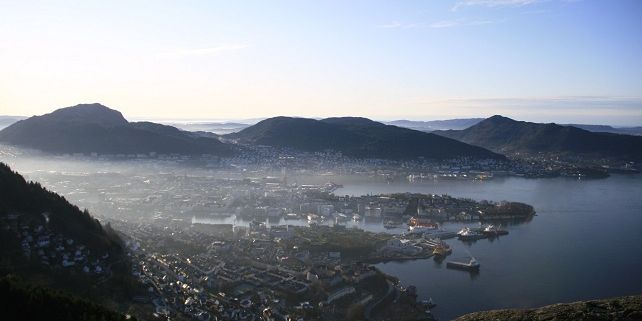 Bergen je uzavřený v horách, proto tu déšť a mlha mají svůj ideální prostor. Foto: Martina Hromádková.