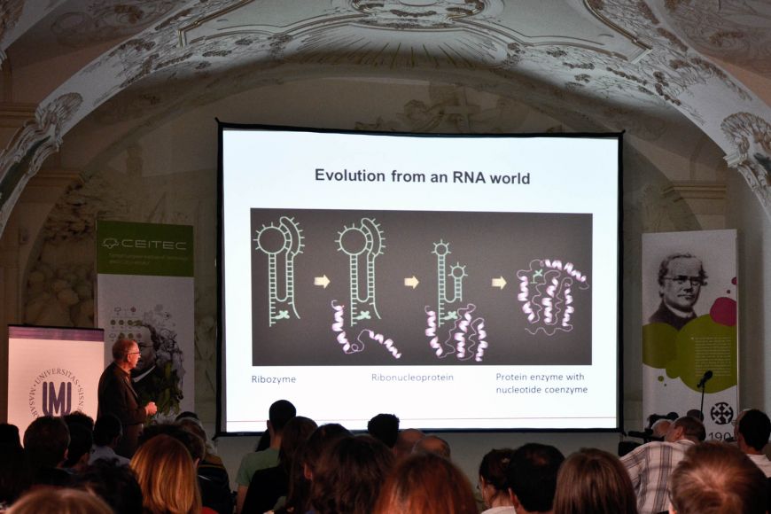 Přednáška Thomase R. Cecha v refektáři Mendelova muzea. 