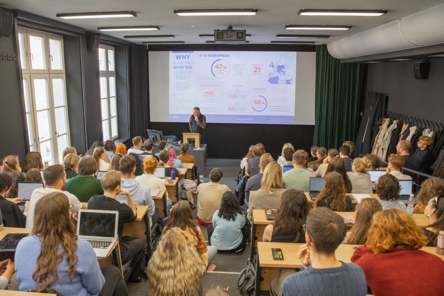 Přednáškový sál zaplnili studující a pedagogové z filozofické fakulty a fakulty sociálních studií.