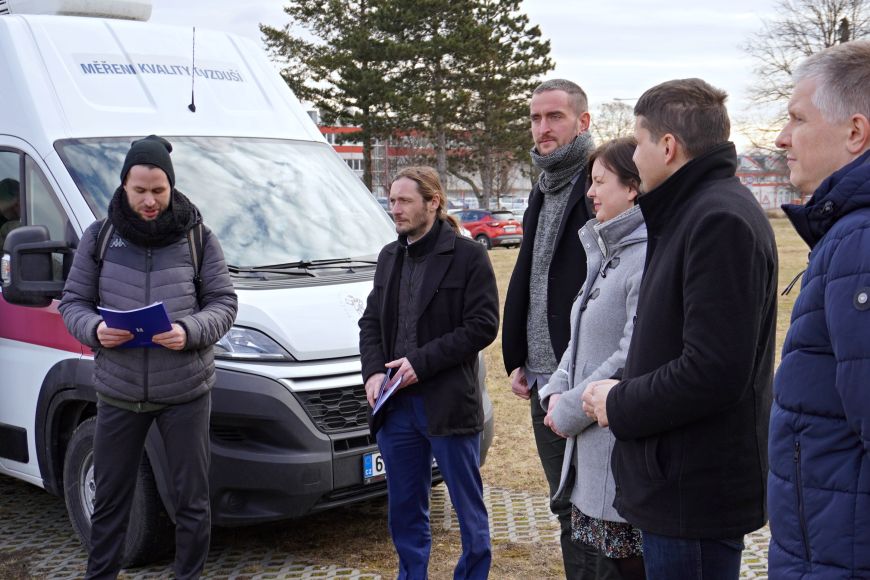 Vilém Pařil a jeho tým při monitoringu ovzduší v brněnské Líšni.