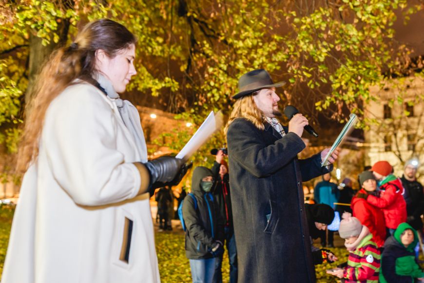 Dvojice průvodců připomněla osudy těch, kteří byli zavražděni. 