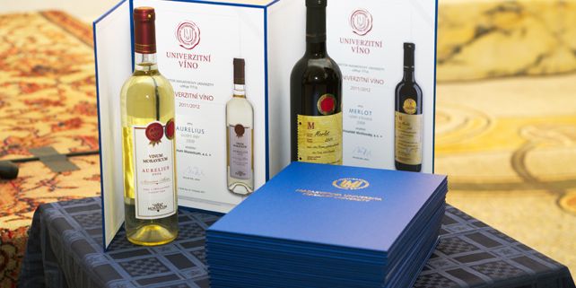 Univerzitním vínem se staly bílé víno Aurelius od vinařství Vinum Moravicum a červené víno Merlot od společnosti Vinselekt Michlovský. Foto: Martin Kopáček.