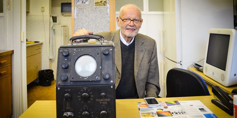 Profesor Emil Paleček s historickým polaroskopem.