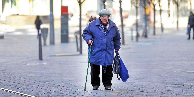 Pohyb po městě je pro mnoho seniorů problematický.