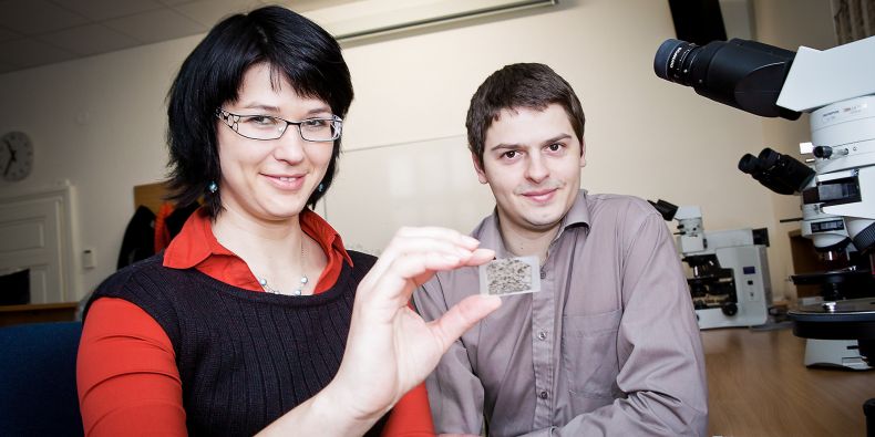 Two doctoral students Petra Jakubová and Jakub Haifler are searching for microdiamonds.