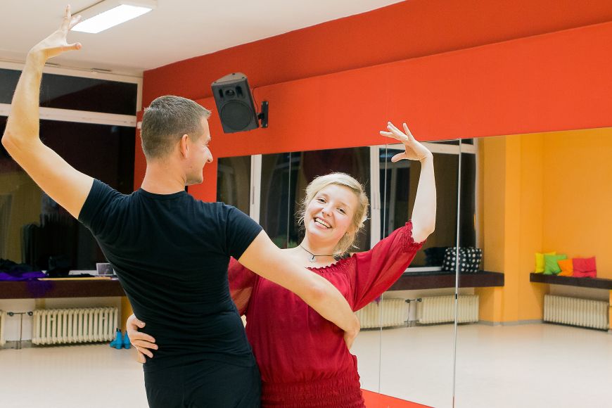 Doma byla členkou taneční skupiny, teď v Brně chodí aspoň do kurzů flamenca a jazzdance.