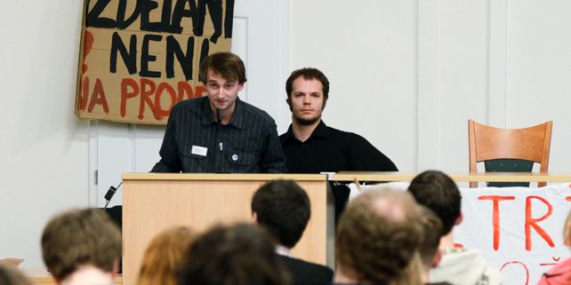 Jan Chmelíček (vlevo) byl jedním z organizátorů brněnských protestů proti návrhům reformy vysokých škol. Foto: David Povolný.