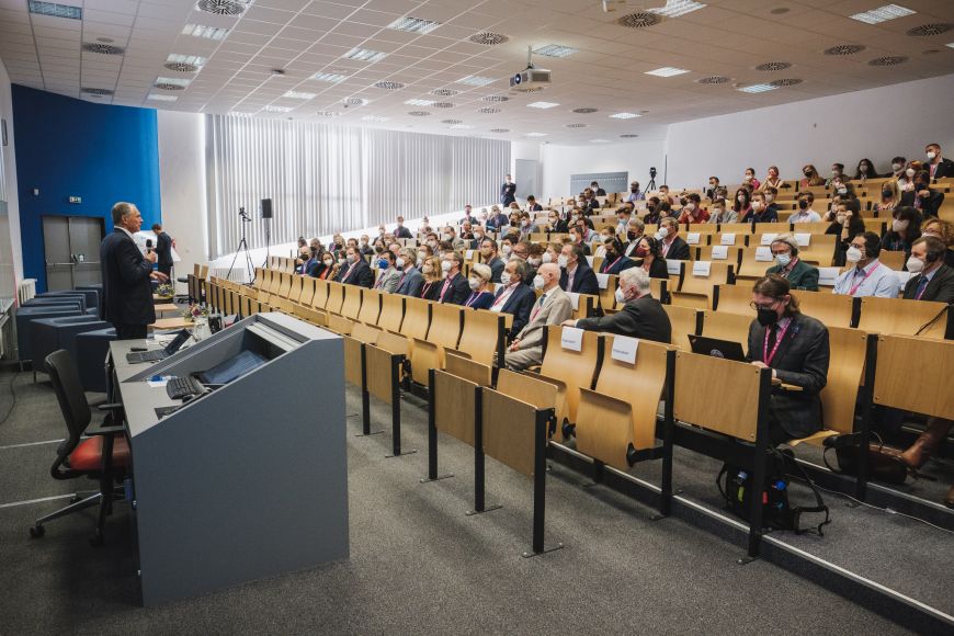 Slavnostní konference se odehrávala v aule ESF MU.