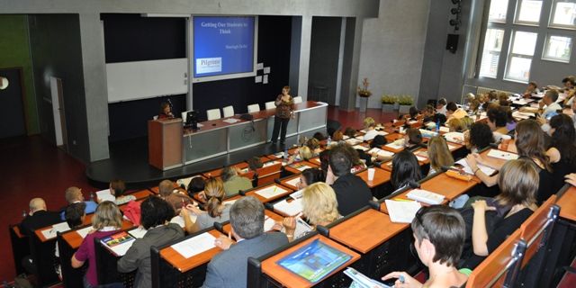 Na konferenci se sešli známí autoři učebnic a metodici jazykové výuky a učitelé z vysokých, středních i mateřských škol.