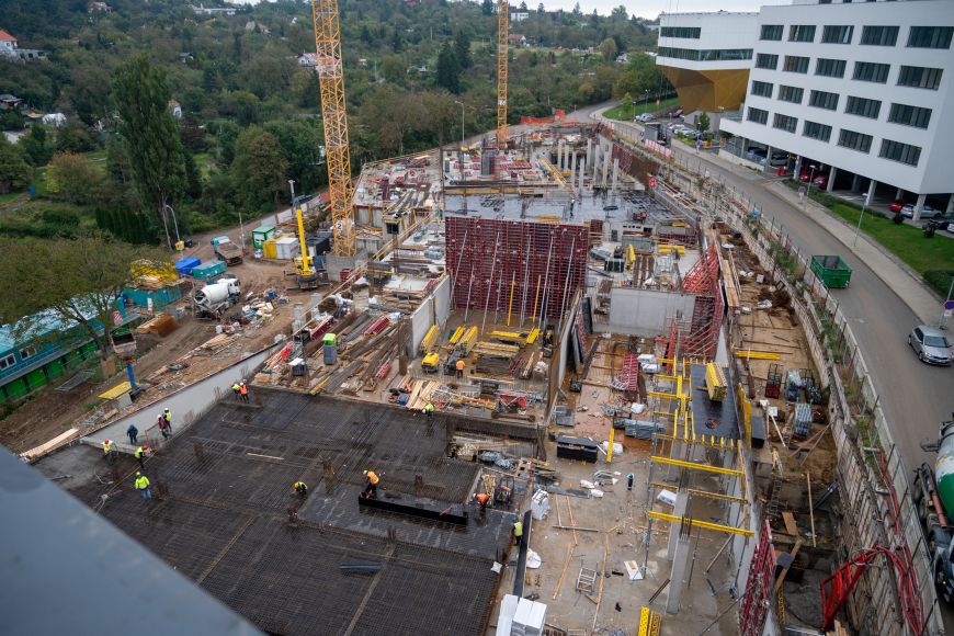 V bohunickém kampusu pokračuje stavba BioPharma Hubu.