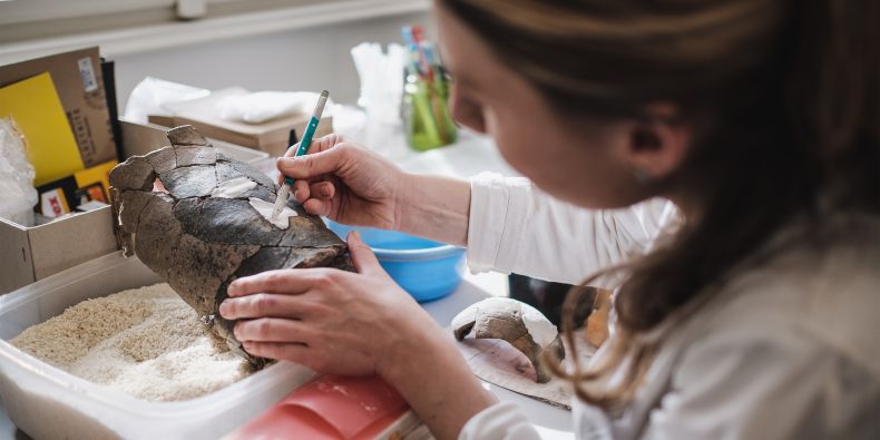 Tereza Zemancová v jedné z laboratoří vytváří z nalezených střepů znovu celé nádoby