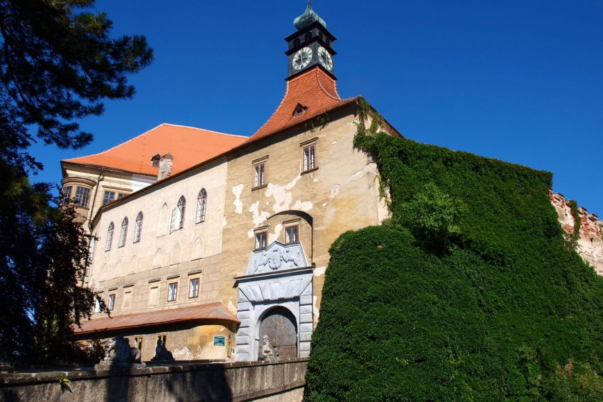 Návštěvníci zámku mají na výběr ze tří prohlídkových okruhů – prohlídku reprezentačních prostor, apartmán hraběte Haugwitze nebo královský a dětský apartmán.