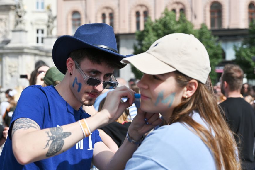 Studenti MUNI mají na tvářích namalované písmeno M.