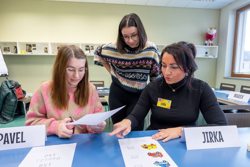 Soňa Chaloupková se studentkami při nácviku jedné z lekcí Večerní školy. 