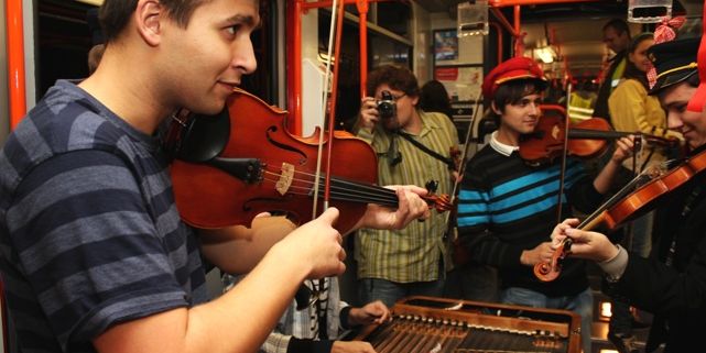 Muzikanti nehráli jen na zastávkách, ale i za jízdy. Foto: Marek Miklíček.