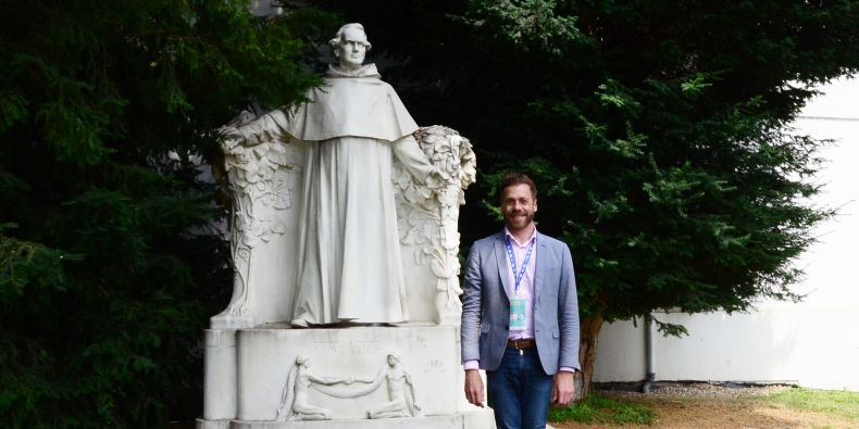 Sébastien Soubiran u sochy Gregora Johanna Mendela při konferenci asociace Universeum v Brně.