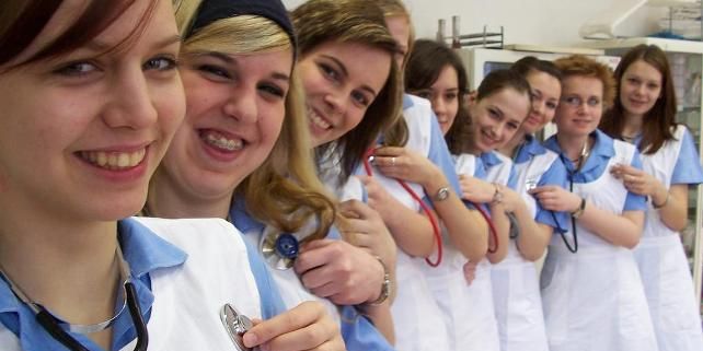 Studentky oboru musí během svého tříletého studia absolvovat 2300 hodin odborné praxe v klinických podmínkách zdravotnického zařízení.  Ilustrační foto: JD Lasica.