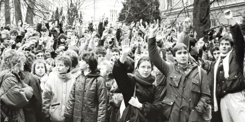 Takhle vypadalo shromáždění studentů na filozofické fakultě v roce 1989.