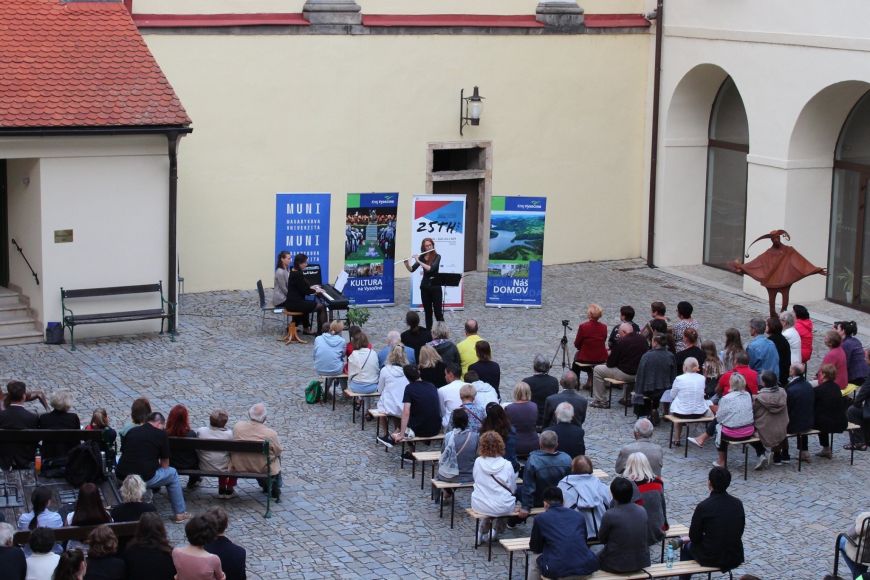 Nádvoří UCT ožívá každé léto koncerty studentů Music Academy Telč. 