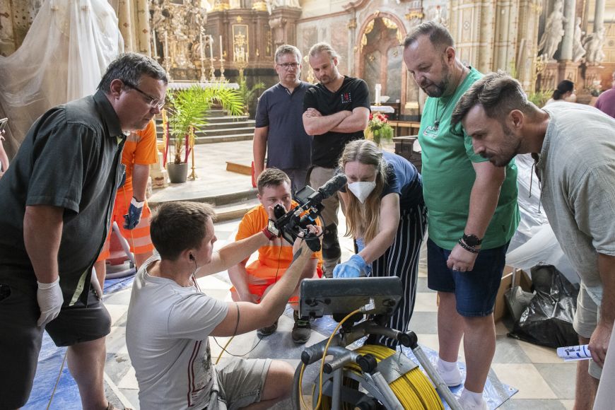 Tým výzkumníků z Ústavu archeologie a muzeologie a Muzea města Brna.