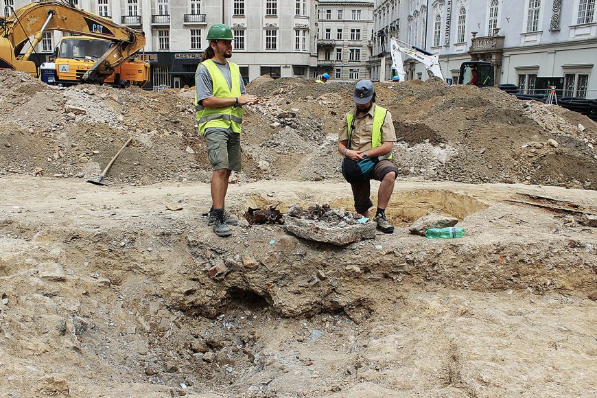 Archeolog Jiří Zubalík (vlevo) a geolog Jan Petřík nad dělostřeleckým kráterem z 2. světové války, který odkryl záchranný výzkum společnosti Archaia Brno na Zelném trhu v Brně letos v červnu.