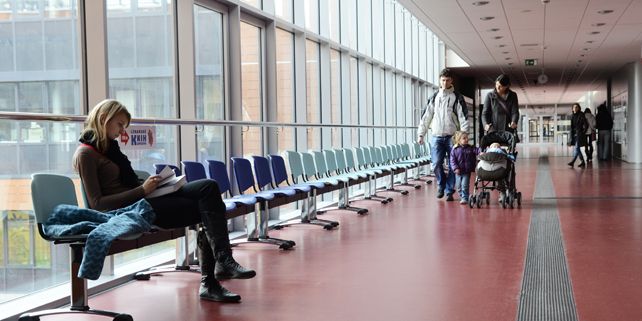 Nové sezení má umožnit studentům důstojněji trávit čas při čekání na zkoušky a přednášky. Foto: David Povolný.